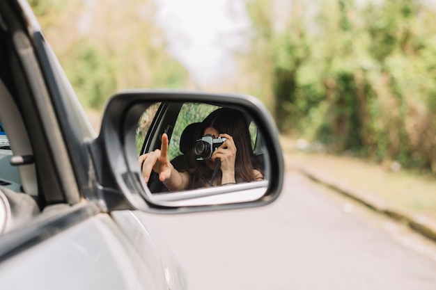 Femme hors fenêtre voiture