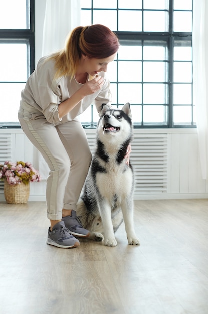 Femme avec husky