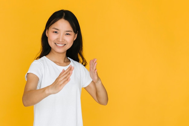 Femme imitant un mouvement de karaté