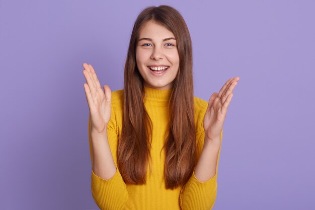 Une femme impressionnante fait un grand geste avec les paumes