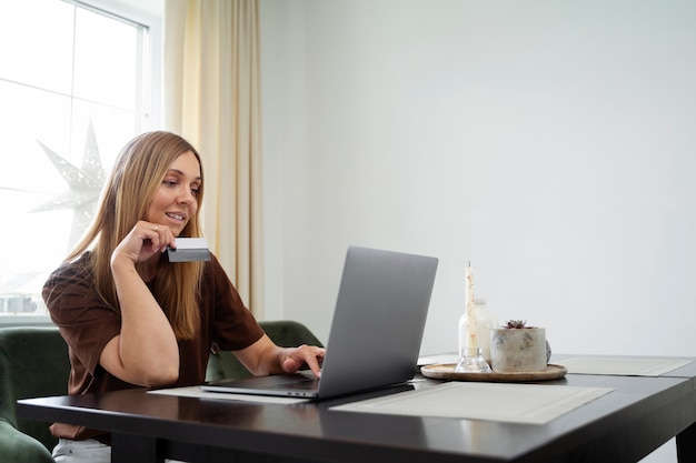 Photo gratuite femme indépendante financière achetant une nouvelle maison