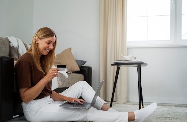 Photo gratuite femme indépendante financière achetant une nouvelle maison