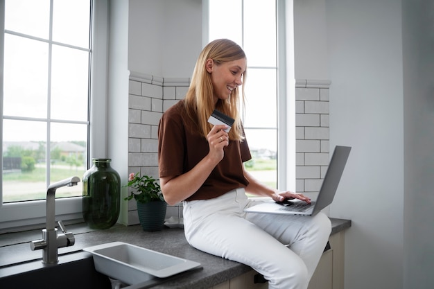 Femme indépendante financière achetant une nouvelle maison