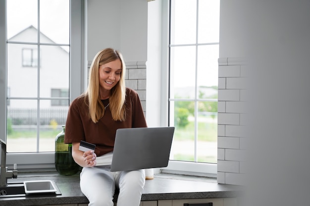 Photo gratuite femme indépendante financière achetant une nouvelle maison