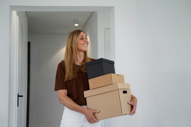 Femme indépendante financière achetant une nouvelle maison