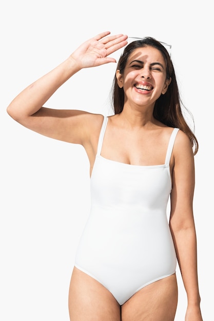 Femme indienne en maillot de bain une pièce blanc pour l'été