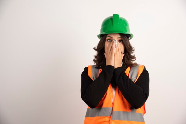 Femme ingénieur agissant surpris sur blanc