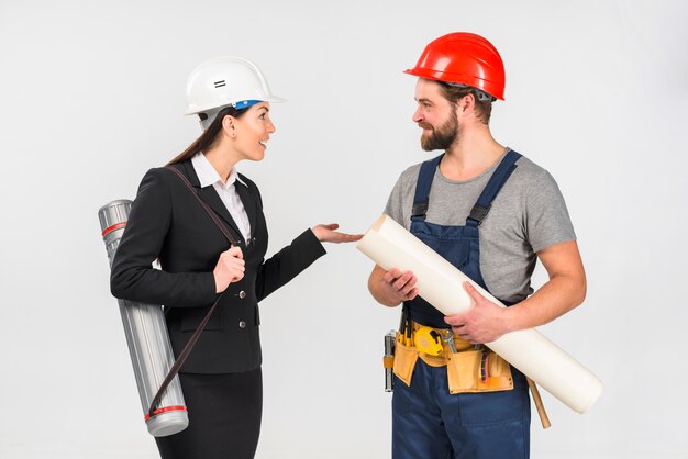 Femme ingénieur et constructeur avec Whatman parlant