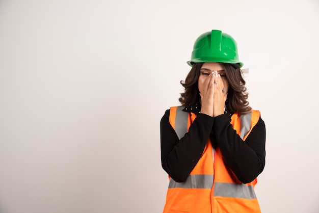 Femme ingénieur fatigué de la discussion