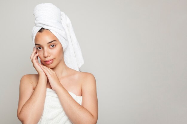 Femme innocente posant après le bain