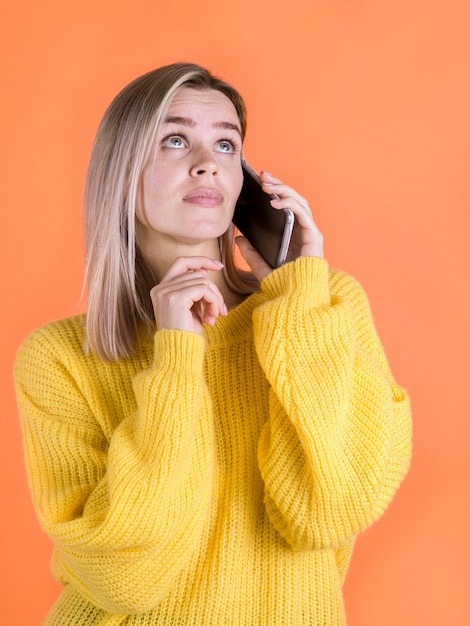 Femme inquiète parlant au téléphone