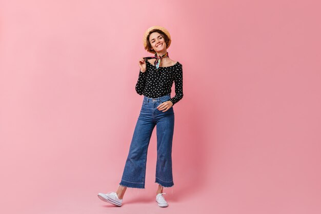 Femme insouciante en jeans vintage à l'avant