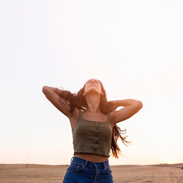 Femme insouciante posant dans la nature avec espace copie