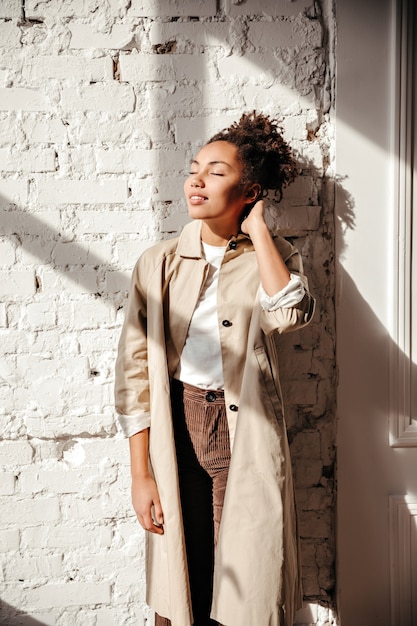 Photo gratuite femme inspirée profitant de la lumière du soleil avec les yeux fermés