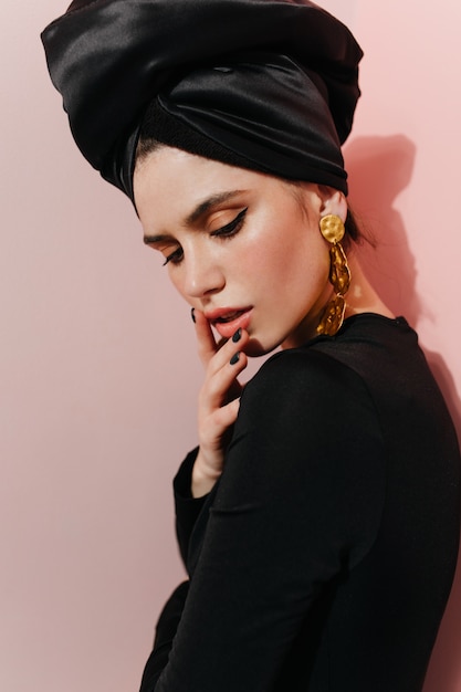 Femme Inspirée En Turban Noir Regardant Vers Le Bas