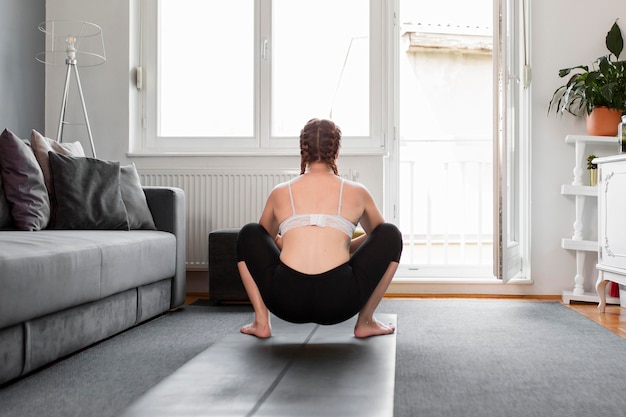 Femme à l'intérieur sport à la maison concept