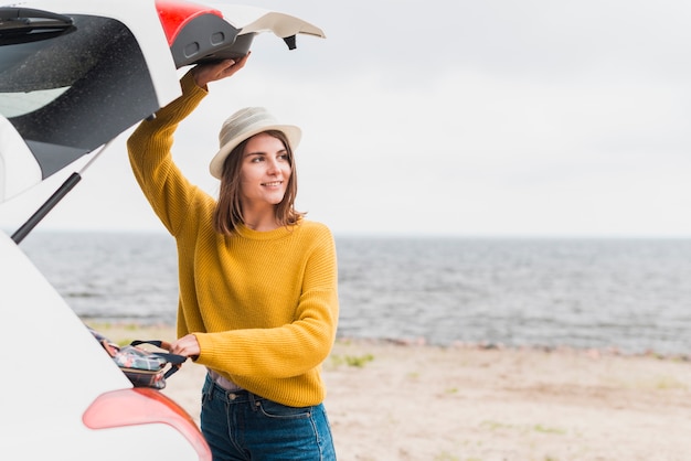 Photo gratuite femme itinérante prenant son sac à dos