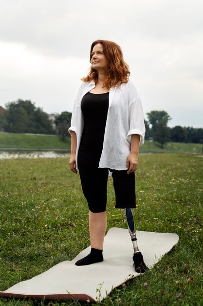 Femme avec jambe prothétique faisant du yoga