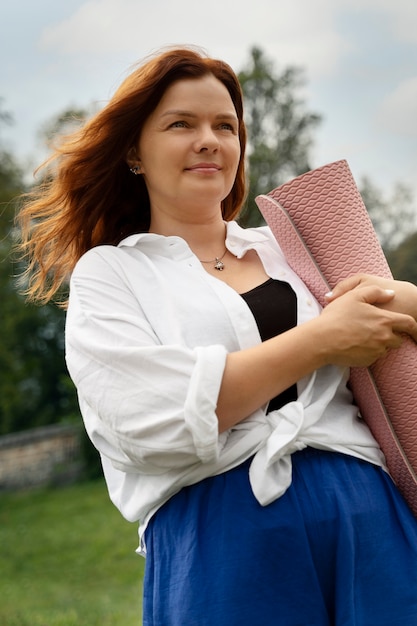 Femme avec jambe prothétique faisant du yoga