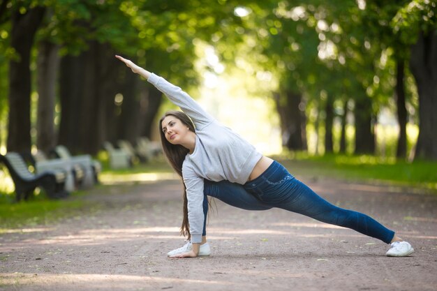 Femme avec les jambes ouvertes