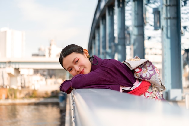 Photo gratuite femme japonaise célébrant le jour de la majorité et posant dans la ville