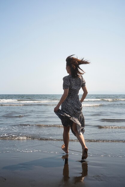 Femme japonaise en plein coup au bord de la mer