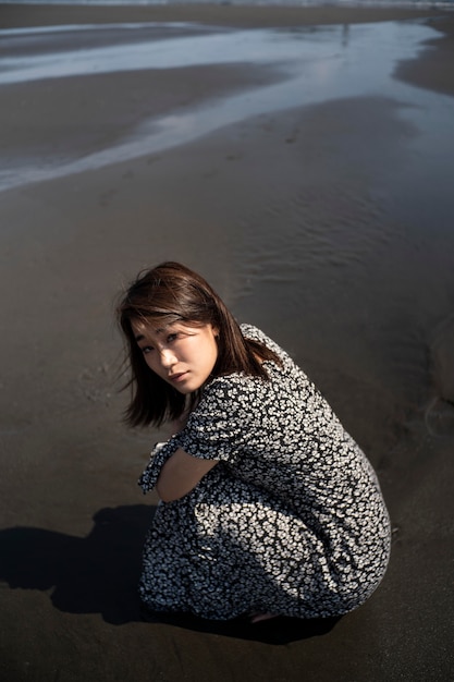 Photo gratuite femme japonaise à plein coup à la plage