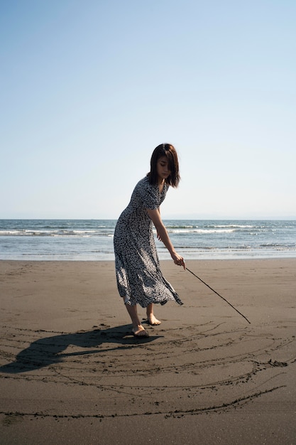 Femme japonaise à plein coup à la plage