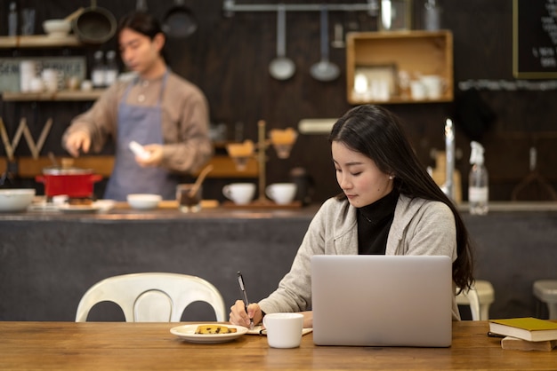 Femme japonaise travaillant dans un restaurant