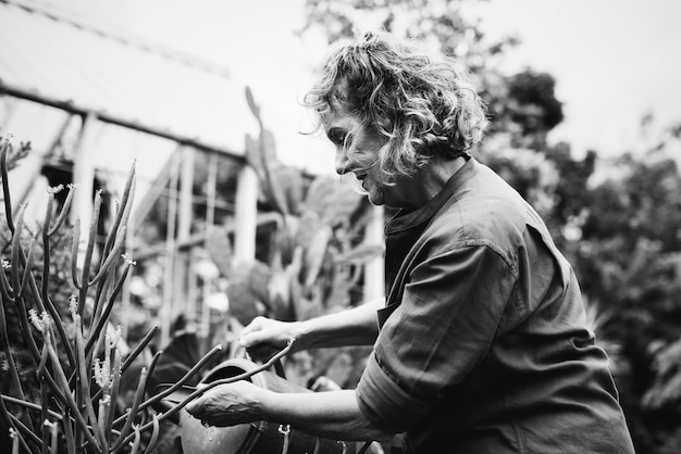 Femme jardinant dans une serre