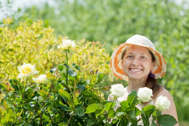 Femme jardinier en plante rose