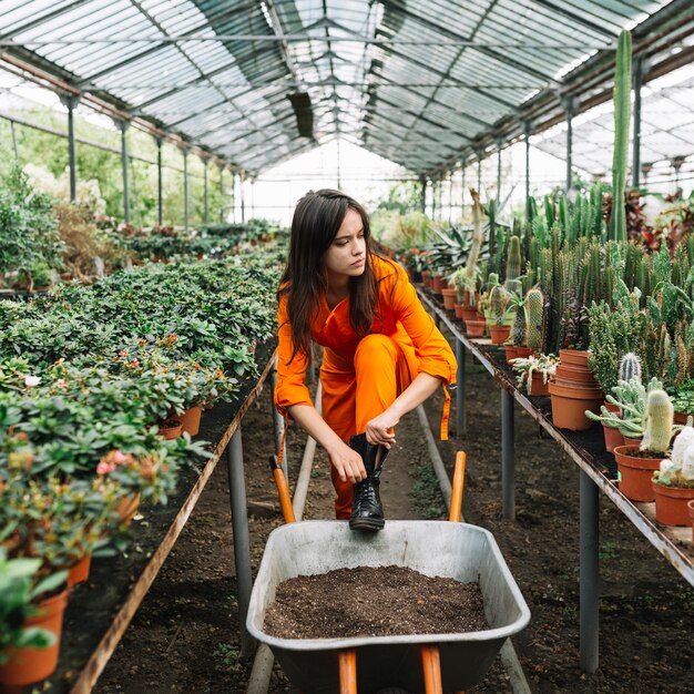 Femme jardinier portant des bottes wellington en serre