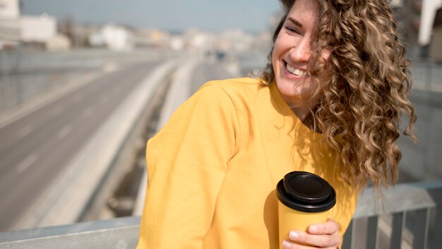 Femme, jaune, chemise, tenue, tasse, café