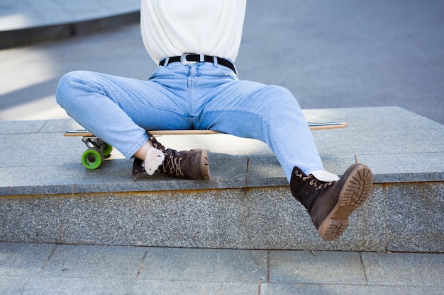 Photo gratuite femme, jean, séance, longboard