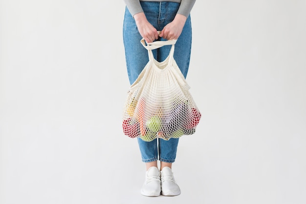 Femme, jean, tenue, réutilisable, sac, épicerie