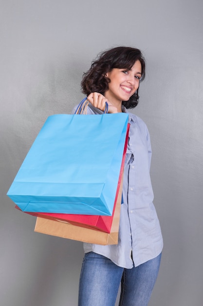 Femme en jeans avec des sacs