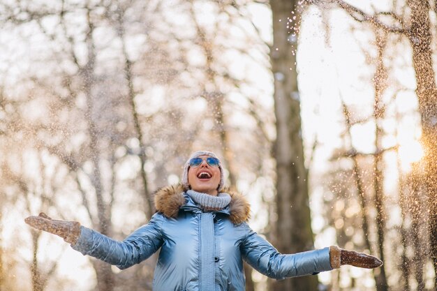 Femme, jeter, neige, dans parc