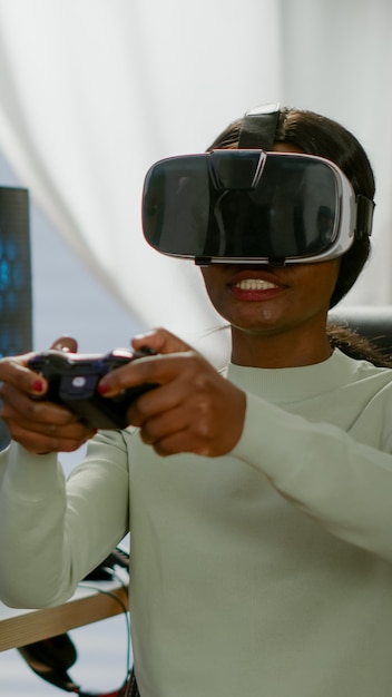 Une Femme De Jeu Vidéo Remportant Un Jeu De Tir Spatial à L'aide De Lunettes De Réalité Virtuelle Jouant à Des Jeux Avec Un Joypad Moderne