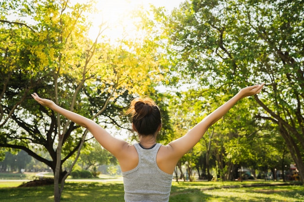 Femme jeune coureur asiatique en bonne santé réchauffer le corps qui s&#39;étire avant l&#39;exercice