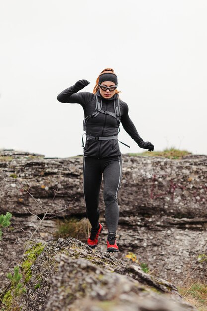 Femme jogger en cours d'exécution vue de face