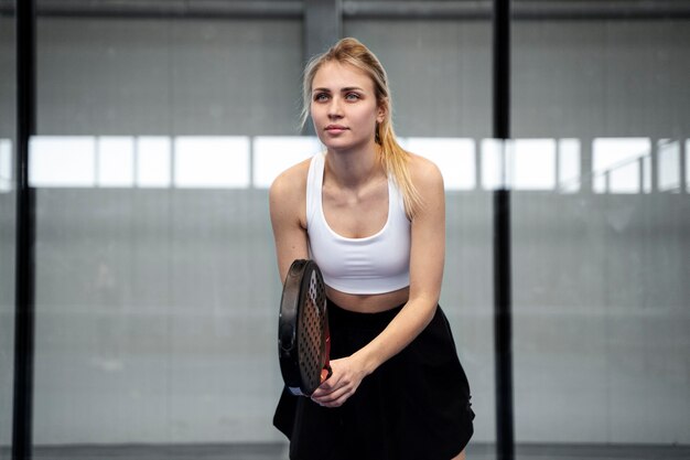 Femme jouant au paddle-tennis vue de face