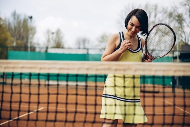 Photo gratuite femme jouant au tennis sur le court