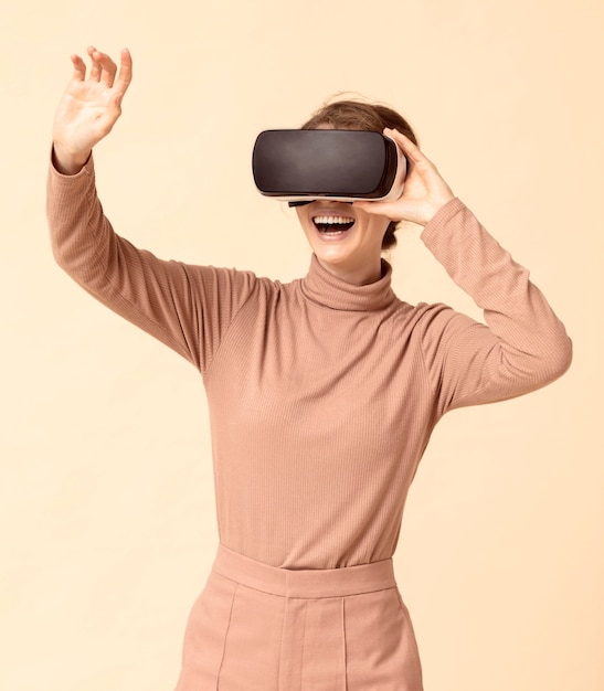 Photo gratuite femme jouant sur un casque de réalité virtuelle