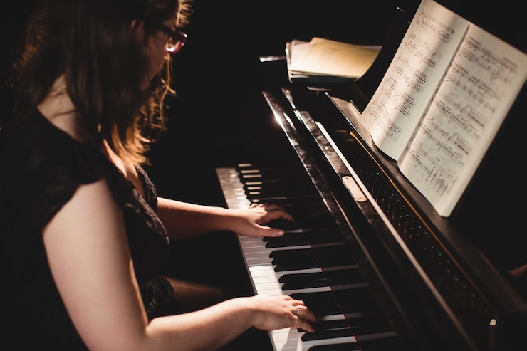 Photo gratuit femme jouant du piano