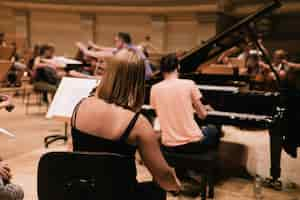 Photo gratuite femme jouant du violon dans un big band