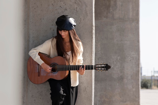 Photo gratuite femme jouant de la guitare coup moyen