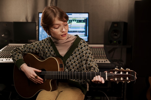 Femme jouant de la guitare coup moyen