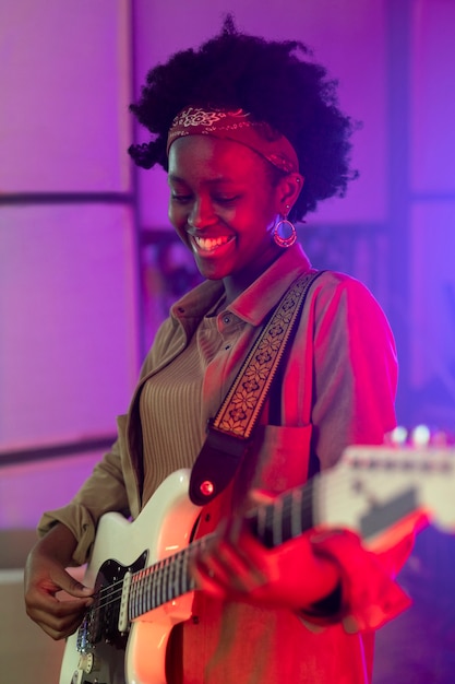Femme jouant de la guitare lors d'un événement local