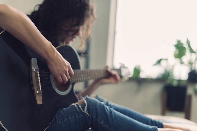 Femme jouant sur la guitare