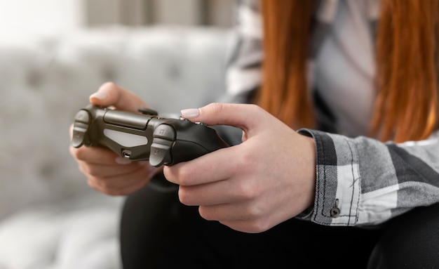 Femme jouant à des jeux vidéo se bouchent